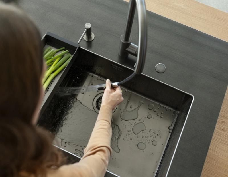 Franke Robinet de bucătărie Eos Neo cu duză și pulverizator extractibil finisaj PVD gun metal 115.0628.256