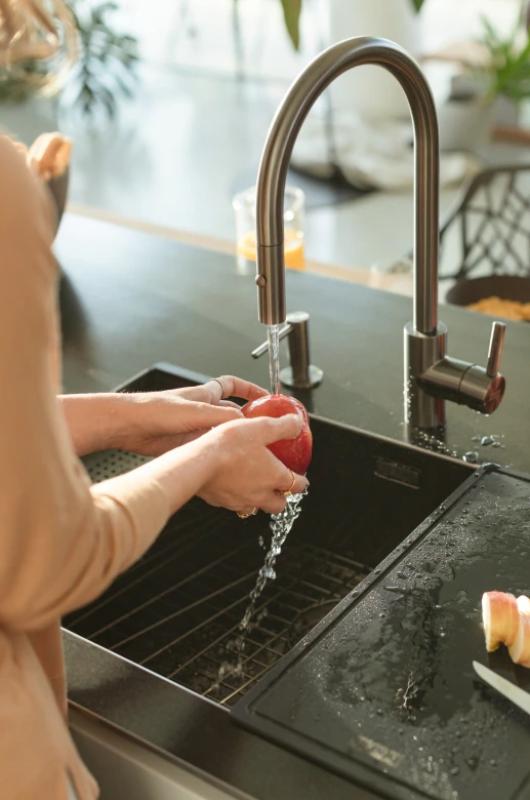 Franke Robinet de bucătărie Eos Neo cu duză și pulverizator extractibil finisaj PVD gun metal 115.0628.256