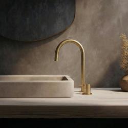 Traducere în română a textului: Robinet pentru chiuvetă Waterevolution Flow cu 2 orificii, din alamă periată, cu gură de scurgere înaltă de 200 mm, model T1122ULE.