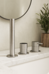 Robinetele de baie cu trei găuri Waterevolution Flow pentru montarea pe marginea băii, din oțel inoxidabil T138SBIE.