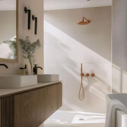 Cea mai buna traducere a textului in limba romana ar fi: Setul de dus incorporabil Waterevolution Flow cu termostat, dus de ploaie si dus manual, finisaj din cupru periat PVD.