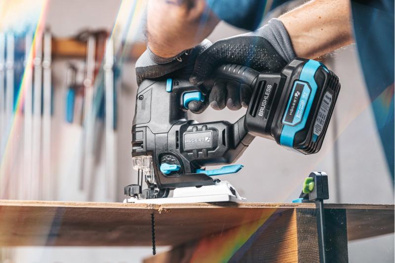 Fierăstrău pendular cu acumulator HÖGERT, 18V, mâner anti-vibrații - fără acumulator.