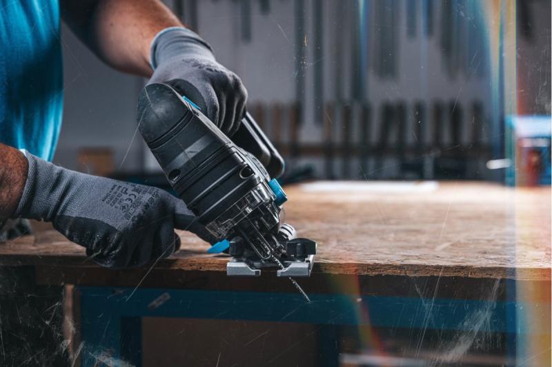 Fierăstrău pendular cu acumulator HÖGERT, 18V, mâner anti-vibrații - fără acumulator.