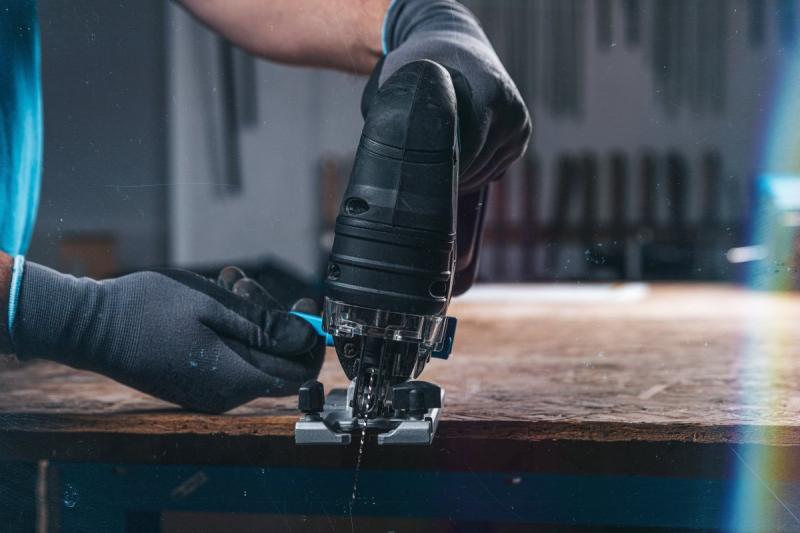 Fierăstrău pendular cu acumulator HÖGERT, 18V, mâner anti-vibrații - fără acumulator.