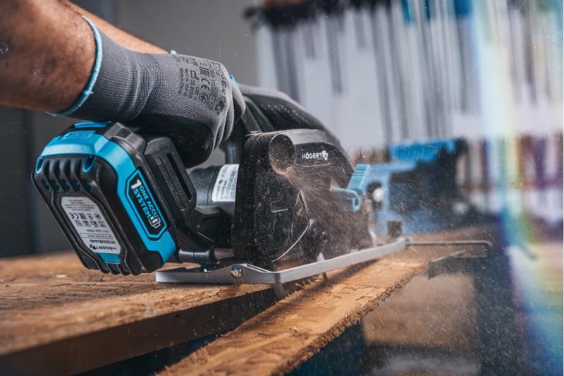 Fierăstrău circular cu acumulator HÖGERT, 18V, fără acumulator, cu racord pentru aspirator.