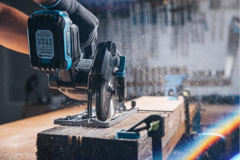 Fierăstrău circular cu acumulator HÖGERT, 18V, fără acumulator, cu racord pentru aspirator.