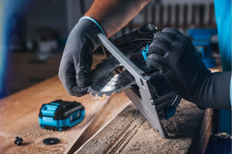 Fierăstrău circular cu acumulator HÖGERT, 18V, fără acumulator, cu racord pentru aspirator.