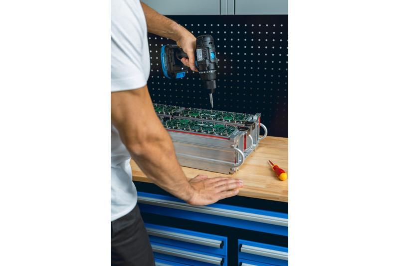 HÖGERT mașină de găurit cu acumulator 18V, set cu acumulator, încărcător, suport pentru biți, magazie pentru burghie.