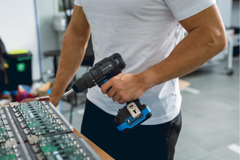 HÖGERT mașină de găurit cu acumulator 18V, set cu acumulator, încărcător, suport pentru biți, magazie pentru burghie.