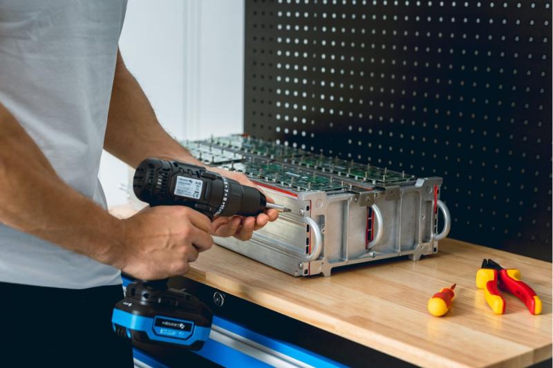 HÖGERT mașină de găurit cu acumulator 18V, set cu acumulator, încărcător, suport pentru biți, magazie pentru burghie.