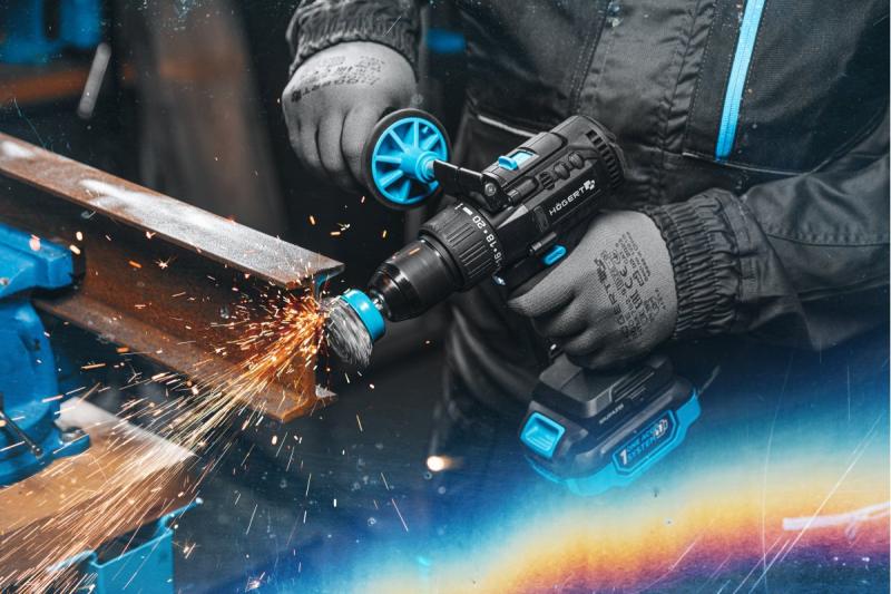 Set de șurubelnițe cu acumulator fără perii HÖGERT, 18V, cu suport pentru biți, magazie de biți, încărcător și baterie.