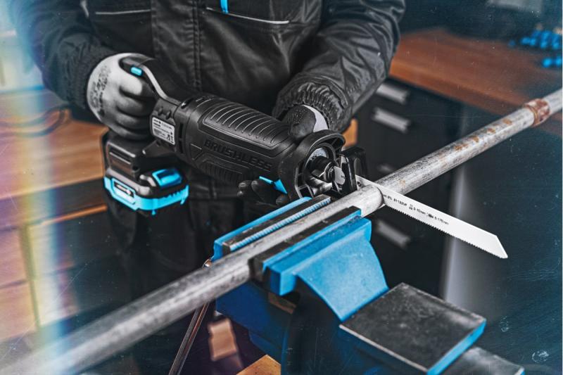 Set fierăstrău alternativ cu acumulator HÖGERT, 18V, fără perii, acumulator, încărcător, accesorii.