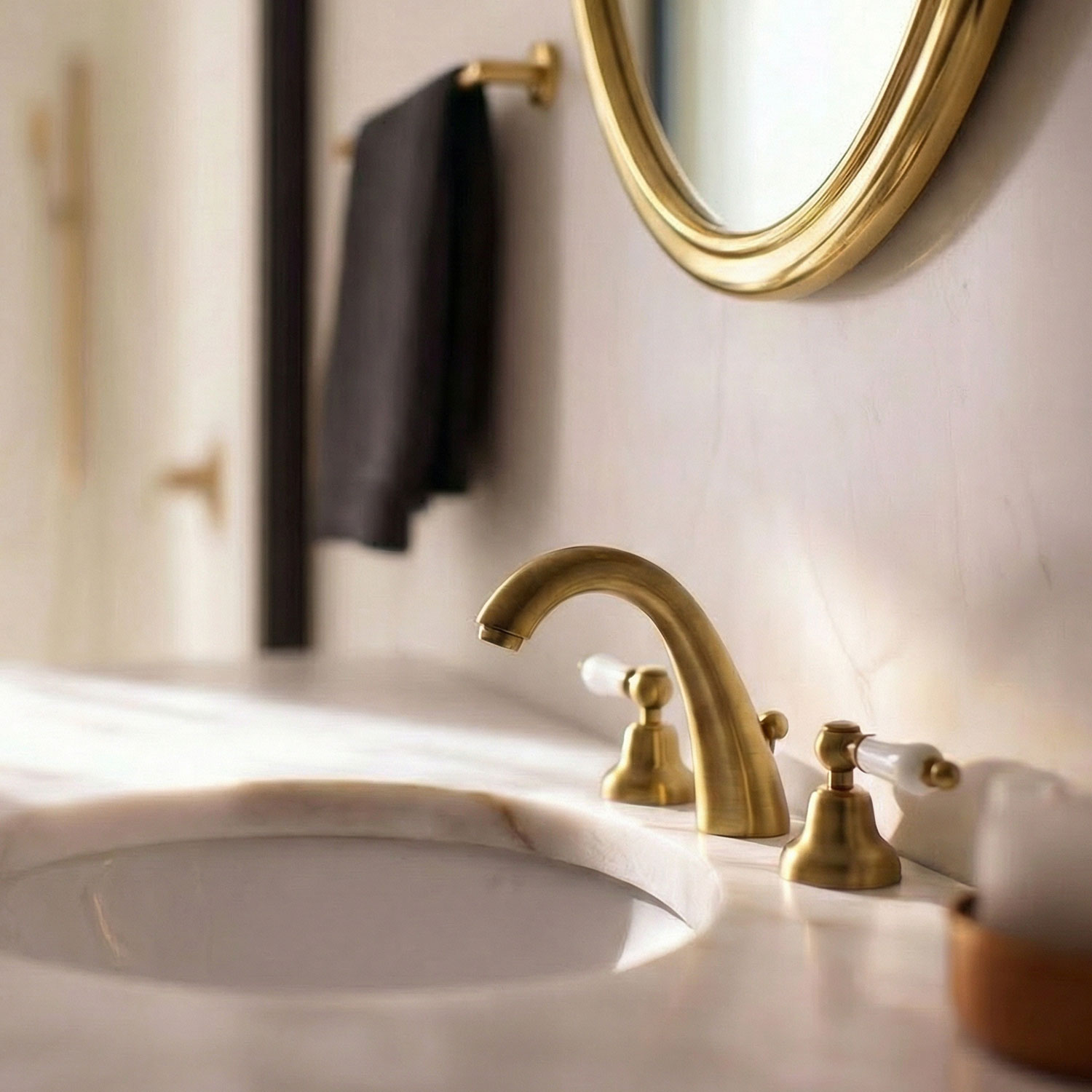 Combinarea metalelor: arta combinării finisajelor în baie